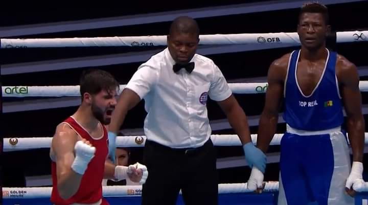 الملاكم فقها بعد اعلان فوزه في أحد اللقاءات